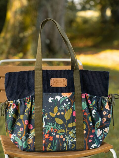 🥳 Je serai présente au salon du @knit.eat , sur le stand de @motifpersonnel - le samedi 4 octobre, à Lyon 🤩 - STAND C14 !!!

Vous pourrez vous procurer mes etchiquettes (dont la petite nouveauté : le patch Amour - et peut être d’autres - si cela arrive à temps 😜). 

Pour l’occasion, Corentine m’a fait parvenir de beaux tissus Rifle pour coudre quelques uns de mes accessoires à présenter sur le salon 🤩 voilà un aperçu 🥰 (cabas Copacabana, pochette cœur Amoura et housse tablette Pad)

J’ai trop hâte de vous rencontrer et à la fois je suis extrêmement stressée 😅🥲 voilà voilaaaa… 🫣

#kniteat #kniteatlyon #kniteat2025 #coudre #cousette #cousumain #couture  #diy #diycouture #faitmain #passioncouture #jpeuxpasjaicouture #fabric #instacouture #tissuaddict #faitparmesdixdoigts  #cousettedujour #instacousette #sewerofinstagram #coudresesvetements #instasew #isew #jecouds #jecoudsdoncjesuis #jeportecequejecouds #couturedebutant #coutureaddict #couturefacile