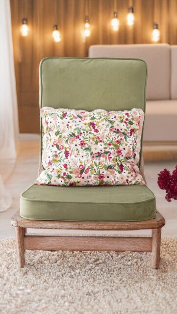 ✨ Relooking d’un fauteuil de designer ✨

Nous avions déniché tout un ensemble de fauteuils et banquettes chez Emmaüs. Après quelques recherches (merci Google Lens 😅), nous avons découvert qu’il s’agissait de mobiliers signés Guillerme (architecte et designer formé à l’École Boulle) et Chambron (décorateur et commercial).
Après leur rencontre en 1940, ils fondent l’entreprise « Votre Maison » à Lille.

Ce fauteuil en chêne est issu de la gamme « Maxime », datant de 1965.
La housse esprit provençal en jacquard orange n’était pas franchement à notre goût (et je pense d’ailleurs qu’elle n’était pas d’origine 🤔).
Il était temps de lui offrir un relooking à notre image !

Le nouveau tissu est un superbe velours kaki de chez @mondialtissus : lumineux, très doux, avec un léger effet texturé façon nid d’abeille.
Il existe en 6 coloris, tous plus beaux les uns que les autres (mention spéciale pour le bordeaux et le bleu canard 😻).

Lien du tissu : https://tidd.ly/3J8vYtG

Pour la touche finale, j’ai cousu un coussin dans un tissu Rifle Paper Co (Garden Party rose), orné d’un galon à franges vieux rose 😍.
Je vous partagerai le tuto si cela vous intéresse !

Nous avons retiré les accoudoirs pour dégager les côtés et être plus à l’aise… mais je me tâte à les recouvrir aussi finalement 🤔

👉 Et vous, vous feriez quoi : vous laisseriez le fauteuil sans accoudoirs ou vous les recouvririez aussi ? 😅

————————

#relookingmeuble #relookingfauteuil #designfrançais #vintagedesign #guillermeetchambron #mobiliervintage #upcycling #decoauthentique #fauteuilvintage #velourskaki #mondialtissus #couturedeco #tissuRiflePaperCo #faitmain #diydeco #decorecup #emmaüsfinds #relookingdeco #maisoncreative