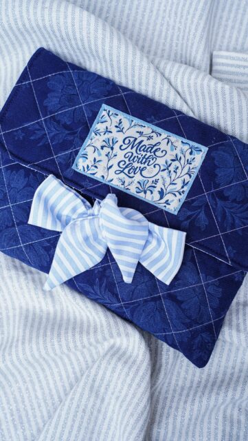 💙 Gravure sur… tissu 🩵
C’était LE test que j’avais hâte de faire dès que j’ai reçu ma @xtool_france F1 😍 Et je ne suis pas du tout déçue du résultat !
J’ai utilisé un tissu type bleu de travail chiné chez Emmaüs, et j’ai eu envie d’y ajouter une de mes nouvelles étiquettes (évidemment 🫣😍) ✨
J’ai donc imaginé un motif assorti, que j’ai importé dans le logiciel Xtool.
Côté réglages, j’ai simplement sélectionné « Denim » dans les matériaux proposés, et le rendu est bluffant : une gravure fine, précise et délicate 😍
Je ne voulais pas un contraste trop marqué, pour que l’étiquette reste bien visible et harmonieuse.
Les possibilités avec la Xtool me paraissent infinies… j’ai mille idées qui se bousculent dans ma tête 😂
🧵 Pour le tuto de la pochette, vous le connaissez sûrement : il est dispo en vidéo sur Insta et aussi sur mon blog 🥰
Et maintenant, dites-moi quel matériau je pourrais graver ensuite ?
Je lance le défi à la machine 😁 Dites-le-moi en commentaire, je testerai pour vous !
Musique @septmai
Collaboration commerciale @xtool_france
#xtool #xtoolfrance #xtoolF1 #gravurelaser #lasercraft #gravuresurtissu #customisationtissu #diycouture #ideecouture #tutorielcouture #passioncouture #coutureaddict #faitmain #handmade #ateliercreatif #couturecreative #xtoolproject #lasercutting #tutocouture #diy