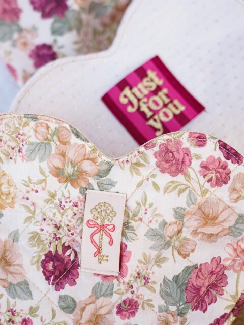 ✨ Le salon CSF à Paris ✨
📍 HALL 6 – STAND G025

C’est la chouette nouvelle de la semaine : vous pourrez dénicher mes petites étiquettes à coudre sur le merveilleux stand de tissus @atelier27france , accompagnée de @cha_coud , créatrice de patrons vêtements 💕

Presque toute la collection d’étiquettes et de patchs thermocollants sera disponible sur le stand - y compris les nouveautés et les articles actuellement en rupture sur mon shop 🙌🏼

Pour l’occasion, j’ai cousu deux jolies pochettes issues de mon patron Amoura, avec les superbes tissus Atelier 27 : le satin de coton Alessia et le jacquard Amour (ça ne s’invente pas 😁😍).
Je vous montre tout ça plus en détails en story 🥰

Alors, qui a prévu d’aller au CSF cette année ? Chanceuses 🥹

✨ HALL 6 – STAND G025 ✨
📍 Au salon @salonsdiy à Paris
🗓 Du 26 au 30 novembre

Tissus offerts 🫶🏻
⸻

#creationscouture #salondiy #creationsfaitmain #csf2025 #creatricefrancaise #etiquetteacoudre #etiquettecasalaforet #atelier27 #chacoud #amourapatron #amouracasalaforet #casalaforet #coutureaddict #passioncouture #faitmainavecamour #cousumain #salonCSF #patronamoura #amourapattern