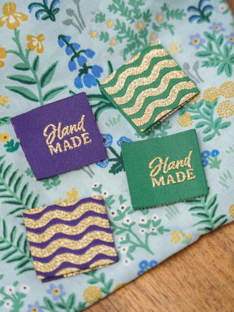 ✨ NOUVEAUTÉS EN LIGNE ! ✨
Je suis trop contente de vous présenter mes toutes nouvelles étiquettes à coudre !
Elles se plient en deux avec, d’un côté, la mention “Handmade” brodée en doré, et de l’autre un superbe motif vagues scintillantes.
Disponibles en 4 coloris : bleu profond, vert émeraude, rose pâle et bordeaux.
Le petit plus ? Elles sont parfaitement assorties aux tissus Rifle Paper Co. 🌸✨

Et bonne nouvelle : certaines de vos étiquettes préf’ sont également de retour en stock ! 🧵💛

➡ Toutes les nouveautés & réassorts sont disponibles sur la boutchique !

#etiquettesacoudre #handmadewithlove #merceriecreative #coutureaddict #faitmain #sewinglabels #madebyme #sewist #sewinginspiration #sewinglove  #petitescoutures #accessoirescouture #riflepaperco #labeldesign