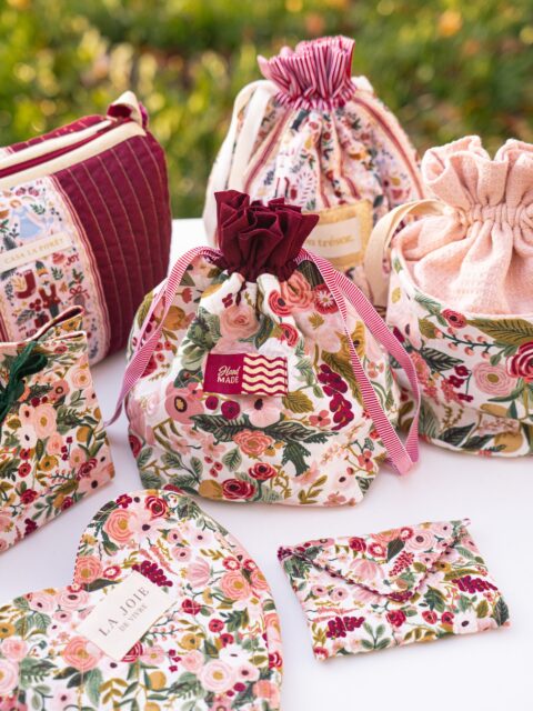 Une sélection de ce que j’ai cousu dernièrement 😮‍💨
En ce moment, c’est accessoires à gogo dans l’atelier ! J’ai enchaîné pochettes, trousses et petits projets pratiques, réalisés grâce à mes patrons Primavera et Amoura, mais aussi à quelques tutos maison disponibles sur mon blog, Insta et YouTube.

J’ai littéralement pressé jusqu’au dernier centimètre ce beau tissu @riflepaperco. Impossible de laisser la moindre chute avec un motif pareil 😂.

Et pour parfaire le tout, j’ai glissé mes nouvelles étiquettes assorties, qui apportent une chouette finition !

👉 Et de votre côté, vous avez activé le mode Noël aussi ?

#coutureaddict #cousette #faitmainavecamour #sewcialist #handmadeaccessories #patrondecouture #tutorielcouture #sewinginspiration #riflepaperco #ateliercouture #creatricefrancaise #sewinglove #riflepaper #tutocouture #tutocouturegratuit #cadeauxnoel #ideescadeauxcouture