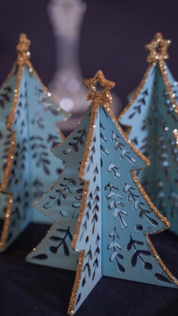 J’ai fait chauffer ma @xtool_france pour créer de petites décorations à poser sur ma table de Noël 🎄
J’ai aussi prévu un trou en haut de l’étoile afin de pouvoir les suspendre directement dans le sapin 🙌🏼

Un peu de peinture bleue, quelques étoiles en papier dans les mêmes tons, et le tour est joué : tout est assorti à ma nappe, à mes assiettes et à mes corbeilles en tissu (dont je vous avais d’ailleurs partagé le tutoriel).

Pour les possesseur.ses d’une machine laser, le gabarit du sapin est disponible en téléchargement sur le blog ✨

⸻
Collaboration commerciale
#Decorationnoel #TableDeNoel #DIYNoel #CreationMaison #LaserCut #xTool #DecoupeLaser #DoItYourself #NoelFaitMain #DecoDeTable #diycouture #BlogCouture #CasaLaForet