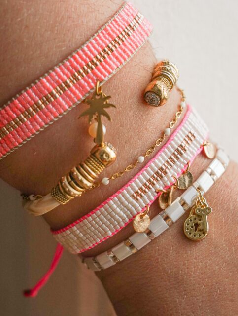 Ces derniers jours, j’ai réalisé 2 bracelets tissés avec des perles Miyuki, à l’aide d’un métier à tisser. J’en ai profité pour filmer et monter un tuto vidéo que j’ai posté sur YouTube.
J’ai également mis les liens du matériel (@perlesandco ) dans la barre d’info YouTube mais également sur mon blog 🤷🏼‍♀️
Le tissage de perles, c’est un peu comme le patchwork : le plus long, c’est d’imaginer le motif mais après, on a très envie d’en faire plein d’autres. 😂
J’espère que ce tuto vous sera utile ! 😘

______
#braceletmiyuki #tissagemiyuki #perlesandco #miyukibracelet #diybijoux