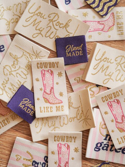 Réassort et nouveautés 🥳🎉🎂
Les étiquettes à coudre sont ENFIN arrivées et en ligne !
J’espère que ça vous plaira 😁
J’en ai profité pour faire des photos de mon packaging. L’été dernier, je vous avais expliqué que j’avais volontairement créé des cartes décoratives pour que vous puissiez vous en resservir pour ranger vos rubans ou même vos bijoux (voir les 2 dernières photos du carrousel).

Vous avez une préférence concernant les 4 nouveaux modèles ? Rock My World, Bo$S Lady, Cowboy ou Ma gâtée ? 😂

——-
#etiquettesacoudre #etiquette #coudre #cousette #diycouture