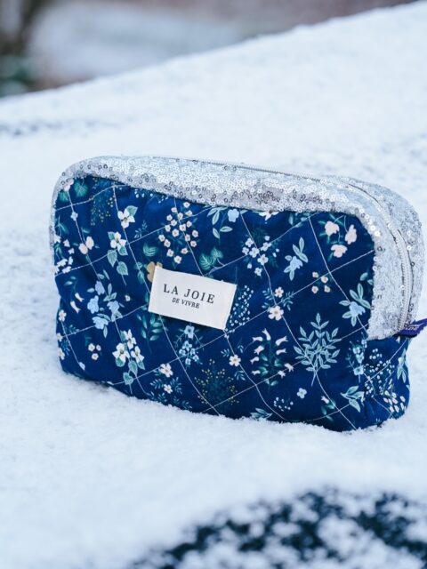 Ces dernières semaines, j’ai cousu 2–3 accessoires pour moi et pour mon entourage. J’avais envie d’en laisser une petite trace ici, façon « archive », parce que ça me sert toujours plus tard.

✨ Une trousse issue de mon patron Vanina (que j’ai modifié pour avoir des coins arrondis), cousue dans un superbe tissu Rifle Paper Co acheté chez @lnfabrics, associé à un tissu à sequins argentés de chez @madeintissus .
Même la fermeture éclair est argentée 😍 (et d’ailleurs, c’est le chauve qui a eu l’idée 😂)

✨ Une banane dans le merveilleux tissu matelassé de chez @lamaisonnaive, avec une sangle pailletée kaki 😍
(en réalité, j’en ai cousu deux : une que j’ai offerte et une pour moi… que je ne quitte plus)
Vous me demandez souvent le patron : il s’agit de la banane Moonshine de @dressyourbody.couture.

✨ La dernière banane, issue du même patron, est réalisée dans un joli tissu Rifle Paper de chez @lnfabrics (je crois 😅).