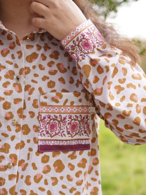 La chemise Jane de @clematisse.pattern cousue dans mon tissu léopard 🐆🩷🧡
Un tissu non transparent, agréable à porter au quotidien.

J’ai joué avec la frise pour souligner les bracelets de manche et la poche poitrine.
Dans le dos, l’étiquette Freedom, et sur le côté de la poche la mini étiquette Love 💌
Le tout rehaussé par des boutons dorés irréguliers pour une touche bling bling 😂 ✨

👉 Le tissu est disponible en précommande sur mon site
👉 Les étiquettes sont également dispo sur le site

#coutureaddict #tissuleopard #janeclematissepattern #sewinginspiration #tissuaddict 🐆✨