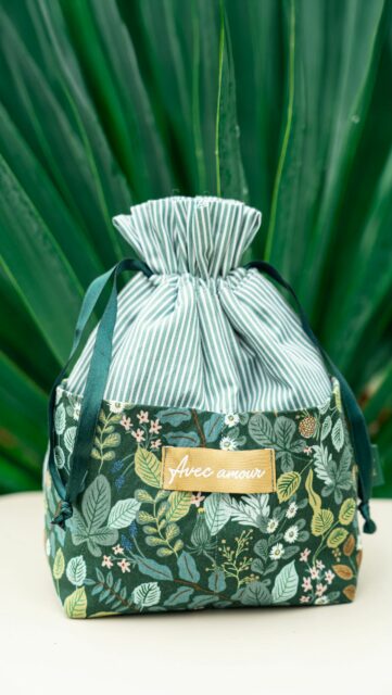 Tuto pochon … avec des poches 😁
C’est un classique dans l’univers des pochons et c’est un chouette projet pour s’amuser à mixer les motifs et matières.
Il s’agit ni plus ni moins d’un tuto pochon que j’ai déjà partagé ici - auquel j’ai ajouté des poches sur l’extérieur. Il est très facile et rapide à réaliser.
Le gabarit est dispo en téléchargement sur mon blog !
Bonne soirée 🥰
—————-
#tutocouture #diycouture #tutocouturedebutant #diydebutant #tutopochon
Tissu feuillage offert par @madeintissus