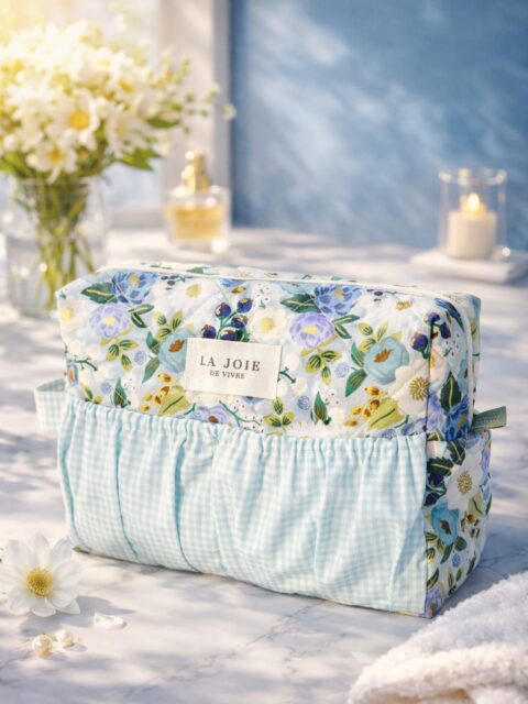 Nouvelle trousse issue de mon patron Vanina đ„°
Jâai apportĂ© une petite modif : la trousse est plus profonde (10 au lieu de 8cm).
Tissu fleuri Rifle avec des touches dorĂ©es et Vichy menthe parfaitement assorti đ„°
Jâai ajoutĂ© 2 Ă©tiquettes issues de ma collection et 1 pompon que jâai fabriquĂ© avec du fil DMC.
âš Cette trousse est disponible sur mon shop
âââ
#couture #patroncouture #tutocouture #couturefacile #riflepaperco couture créative tissus Rifle Paper Co tissu addict inspiration printemps été projet couture trousse maquillage vanity DIY couture
âčïž Le dĂ©cor de la premiĂšre image est gĂ©nĂ©rĂ©e par IA. La photo dâorigine se trouve en derniĂšre slide.