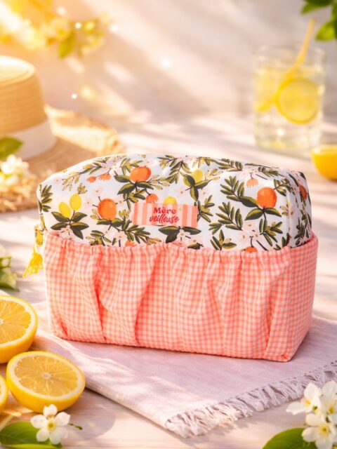 Nouvelle trousse Vanina 😁 (oui, encooooore 🫣)
Cette fois-ci, je l’ai doublée avec un tissu enduit, hyper pratique et facile d’entretien.
Je suis fan de cette association de tissus qui me met de bonne humeur ☀️🍋. Ça sent le printemps, l’été… on entend presque les cigaleeeeuuuh en fond😌
Mon étiquette est parfaitement assortie au vichy orange fluo. Heureux hasard 👌🏼
Et j’ai glissé un petit ruban de sequins verts sur l’anse - clairement pas indispensable - mais j’avais envie 🤷🏼♀️
Pour la touche finale : un petit pompon jaune fabriqué avec du fil DMC, juste ce qu’il faut pour apporter une note acidulée et lumineuse ✨
⸻
#coutureaddict #vaninacasalaforet #patroncouture #diycouture #riflepaperco
trousse zippée, tissu enduit, rifle Paper Co, tissu vichy orange fluo, étiquette textile, ruban sequins, projet couture, accessoires cousus main, couture printemps été
Le décor de la première photo est généré par une IA. La dernière photo est l’originale.