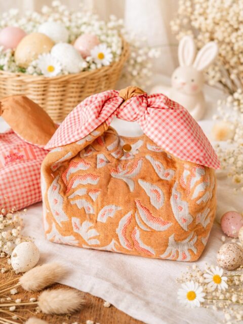Pâques approche 🐣
et ça m’a donné envie de ressortir ce tuto de pochon que je vous avais proposé il y a quelque temps 🐣
Avec son anse nouée, il me fait penser à des petites oreilles de lapin 🐰
Je le trouve idéal pour y glisser quelques chocolats ou un cadeau fait main.
C’est le genre de projet rapide et agréable à coudre, parfait pour une couture de saison 🌸
Si ça vous tente, le tuto est toujours dispo sur mon blog 💛
—————-
#diyeaster #diycouture #easter #faitmain #ideecouture
Le décor des photos 1 & 2 a été généré par l’IA.
