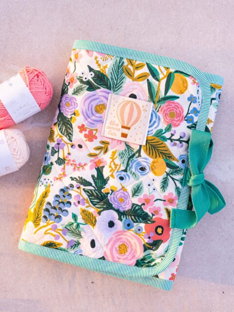 Une seconde pochette Artella cousue avec d’autres tissus :
- motif floral Rifle Paper Co (offert) : @madeintissus 
- biais rayé vert déniché aux puces des couturières
- doublure : tissu enduit 
- vichy bleu ciel : @batikoushop 
- ruban : récup 

À retrouver sur le shop :

➡️ le patron de cette pochette organiseur « Artella », rubrique « Patrons »
➡️ les étiquettes pour décorer votre trousse, rubrique « Etchiquettes »
➡️ cette trousse déjà cousue est également dispo, rubrique « accessoire » 🥰

__________
#diycouture #patroncouture #diycouturefacile #diytrousse diysewing