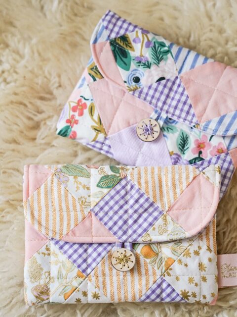 Premier essai de patchwork… et sûrement pas le dernier ✂️✨
J’avais filmé le tuto, mais ces photos étaient restées dans mon téléphone alors avant de faire un peu de tri, j’avais envie de leur laisser une place ici.

Ces petites pochettes cousues en patchwork m’ont vraiment donné le goût d’assembler les tissus autrement, de jouer avec les motifs et les couleurs. 💛

Retrouvez le tuto vidéo sur mon feed insta.

#patchworkaddict #couturecreative #patchwork  #diypatchwork #couture