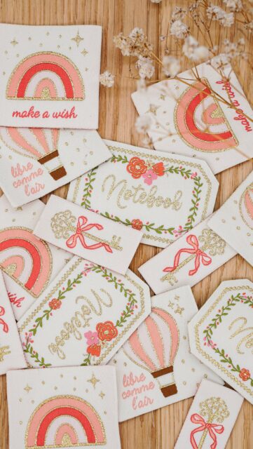 Le réassort d’étiquettes à coudre est en ligne… et il y a aussi deux nouveautés pour homme 🤍

J’avais envie de proposer des étiquettes un peu différentes, faciles à intégrer dans vos projets, avec des designs simples et graphiques qui passent partout.

Certaines références étaient en rupture depuis un moment, alors trop contente de pouvoir enfin les remettre en ligne (mais vous connaissez… ça part souvent vite 🫶)

Tout est dispo sur mon eshop ✨

——————-
#etiquetteacoudre #couture #diycouture #faitmain #patroncouture