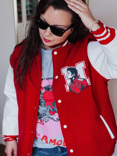 À l’occasion de la sortie du biopic @michaelmovie, j’ai eu très envie de me coudre une des vestes universitaires (aussi appelée veste letterman) que le roi de la pop portait fréquemment. Quelle ne fut pas ma surprise de la voir portée par @jaafarjackson dans le film 😎✌🏻 Le genre de veste unisexe iconique, qui traverse les époques.

Pour cela, j’ai utilisé :
👑 un lainage rouge et du bord-côte @mondialtissus 
👑 un simili cuir grainé blanc pour les manches : acheté à une sellière de ma région. Super quali 🤌🏻
👑 une doublure matelassée noire (je ne me souviens plus de la provenance 😅 j’actualiserai mon post si je retrouve)
👑 des boutons-pression blancs @prym.france
👑 un patch dessiné par mes soins et fabriqué par mon fournisseur d’étiquettes. Les détails gris sont tissés avec du fil argenté 🤌🏻
👑 un T-shirt du clip Beat It 😎 et les célèbres Wayfarer 💯

Côté patron, je suis partie d’un modèle trouvé sur Etsy mais franchement, je ne le recommanderais pas 😅 J’ai dû le doubler moi-même, les explications ne sont pas terribles et niveau taille, c’est cata.

J’ai vu le film à sa sortie mercredi et j’ai prévu d’y retourner deux fois de plus avec des copines 😂 Oui, rien que ça 🫣
Ça va swinguer 💃🏼🕺🏾🪩

#michaelmovie #applehead #doodoohead #michaeljacksonfans #mjtribute @lionsgate