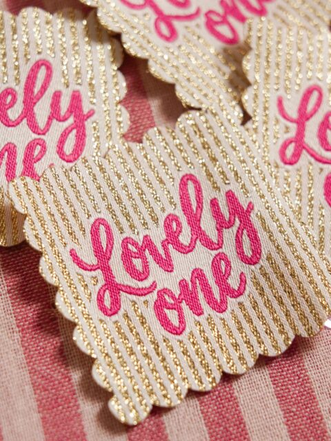 Les étiquettes à coudre fraîchement arrivées sur le shop 🥳
✨ « Lovely one » est la petite nouvelle qui a la particularité d’avoir les bords festonnés 😍
⭐️ « Notebook » a été revisitée par rapport au modèle initial
💫 « Summer Love » est de retour en stock ✊🏻
Rendez-vous sur le shop : le lien est dans la bio 👋🏼
#diycouture #couturefacile #coutureaddict #couturediy #customcouture