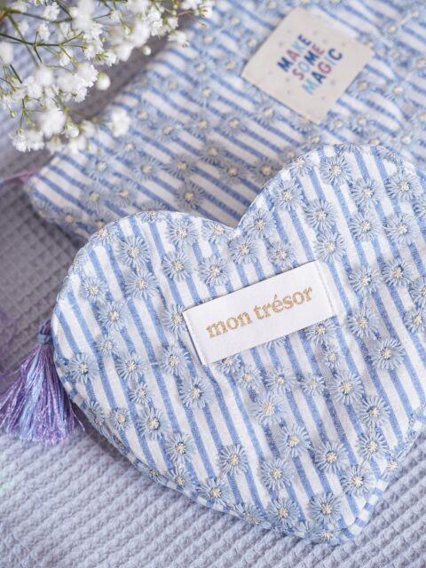 Si vous êtes à la recherche d’une idée cadeau pour la fête des mères, je vous propose le patron Amoura 🥰
Voici une version réalisée avec un beau tulle façon dentelle superposé à un tissu rayé bleu, un zip couleur lilas et un pompon assorti ✨
J’ai également cousu une pochette toute simple pour mettre en valeur cette jolie association de tissus.
➡️ Ces accessoires sont disponibles à la vente sur mon shop
➡️ Retrouvez aussi le patron de la pochette cœur Amour sur le shop
➡️ Étiquettes disponibles sur mon shop
➡️ Tulle trouvé chez Centrakor au rayon déco de table
➡️ Tissu indien rayé trouvé sur Etsy
#coutureaddict #couturecreative #sewingpattern #ideecadeaufetedesmeres #fetedesmeres