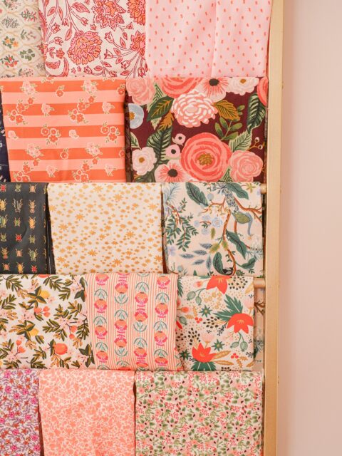 ✨L’atelier ✨
Mon endroit préféré de la maison (Benh en même temps les autres pièces ne sont pas terminées… sauf les chiottes 😂🙃). J’avais envie de laisser quelques photos ici.
Chaque chose a sa place, tout est à portée de main et ça change tout. Moins de temps à chercher, moins de bazar qui s’accumule, plus de temps pour créer.
J’aime aussi cette ambiance lumineuse et chaleureuse qui donne envie de s’y installer pendant des heures 🧵🤍
➡️ Retrouvez plus de détails en vidéo + les liens des éléments sur mon blog.
#AtelierCouture #amenagement
#organisationbureau #monbureau #tissuaddict