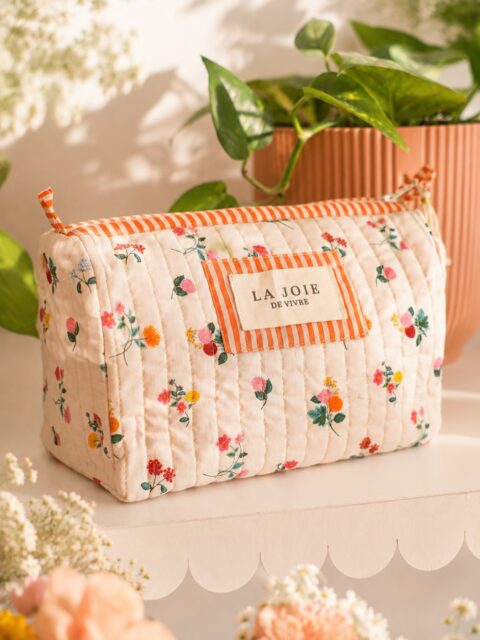 ✨ Commande spéciale ✨
Une abonnée avait eu un coup de cœur pour la trousse Primavera que j’avais cousue l’année dernière (à voir en dernière photo), mais celle-ci avait déjà trouvé sa propriétaire. 💔
Je lui ai alors proposé plusieurs nouvelles associations de tissus, et son choix s’est porté sur cette version-ci. 😍
Je dois dire qu’elle a eu l’œil : l’association du tissu fleuri et des rayures fonctionne à merveille, et le résultat est tout simplement magnifique. 😻
🌸 Tissu fleuri : @riflepaperco
🩵 Tissu rayé : @mondialtissus
🏷️ Étiquette : disponible sur mon shop (actuellement en rupture de stock)
🧵 Patron : Primavera, disponible sur mon shop également
Alors, que pensez-vous de cette nouvelle version ? 🥹
#coutureaddict #troussecouture #riflepaperco #faitmainavecamour #patroncouture