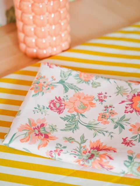 Le prochain tissu à passer sous ma machine à coudre 🥳

Vous vous souvenez du motif que j’avais fait imprimer sur mesure pour la tapisserie de mon atelier (Inspi sezane) ? Eh bien, je l’ai aussi fait imprimer sur tissu pour pouvoir me (re)coudre une banane ! Celle que j’avais réalisée avec le cabas Sézane a malheureusement très mal vieilli : la teinture n’a pas bien résisté aux lavages.

J’en profite pour vous montrer quelques autres petites trouvailles qui sont venues compléter la déco de mon atelier, dont une jolie boîte à motif cerises avec des détails dorés 🥹🍒✨, ainsi que des classeurs et porte-documents verts et dorés parfaitement assortis à ma tapisserie 👌🏼

(Pour les intéressées, ça vient de chez @sostrenegrene.)

Bon dimanche à toutes et tous 😻

 #ateliercouture #coutureaddict #sewingroom #decoatelier #diycouture