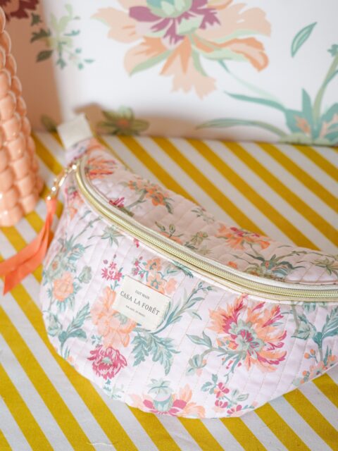 Énième Banane Moonshine de @dressyourbody.couture 😁✨
Cousue dans un tissu que j’ai fait imprimer, avec un motif fortement inspiré d’un cabas Sézane que j’adore. 🌺
Je l’ai matelassée avec un fil doré et j’ai ajouté un passepoil doré tout autour du zip pour encore plus de détails ✨. Il y a même du fil doré dans la sangle… quand on aime, on ne compte pas ! 🫣
J’ai également customisé le curseur avec un mousqueton cœur de @perlesandco et un ruban pour la touche finale ❤️
À l’intérieur, une doublure en vichy orange 🍊 (je crois qu’elle vient de chez @batikoushop).
Je crois que cette version est l’une de mes préférées jusqu’à présent 🥰
🌺🍃
#bananecouture #moonshinedressyourbody #coutureaddict #sewinglove #diycouture