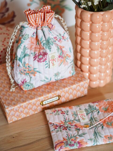 J’ai encore cousu ce tissu que j’adore 🫣✨

Cette fois, j’ai réalisé une pochette pour y glisser les cadeaux destinés à une amie. Je suis repartie d’un tutoriel que j’avais déjà partagé ici, mais j’en ai revu la forme et les dimensions afin qu’elle s’adapte parfaitement à son contenu.

Et comme j’étais lancée, je me suis également cousu un pochon pour ranger toutes mes pinces de couture. 😁

🌸 Tissu floral : motif que j’ai redessiné moi-même (inspi Sézane), puis fait imprimer.
🧡 Vichy orange : @batikoushop (mon code parrainage si besoin : 291825907).
🏷️ Étiquette : disponible sur mon shop.
🪢 Cordon : Action.

#CoutureAddict #tutocputure #CoutureCréative #sezaneaddict #diycouture