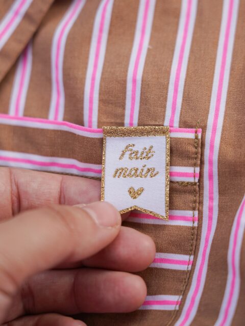✨ Nouveauté sur le shop ✨
Bonne nouvelle : les étiquettes à coudre « Mon trésor » et « Joie de vivre » sont de retour en stock ! 🥰
Et elles s’accompagnent d’une petite nouveauté : une étiquette « Fait main » en forme de fanion 😍
Un petit détail qui apporte la touche finale à vos créations et les rend encore plus uniques.
Vous pouvez choisir de coudre uniquement le haut de l’étiquette pour laisser le fanion libre, ou bien la fixer entièrement en suivant le tracé doré. À vous de choisir le rendu qui vous plaît le plus ✨
Cette étiquette se glisse partout :
🪡 sur le haut d’une poche de chemisier,
🪡 sur une poche de trousse ou de sac,
🪡 dans la couture le long d’une fermeture éclair,
🪡 au niveau d’un col,
🪡 ou simplement au cœur de votre ouvrage pour ajouter une jolie finition.
Laissez parler votre créativité, elle s’adapte à toutes vos envies 💛
À retrouver dès maintenant sur le shop (lien dans ma bio).
#EtiquetteACoudre #CoutureAddict #diycouture #tutocouture #AccessoiresCouture