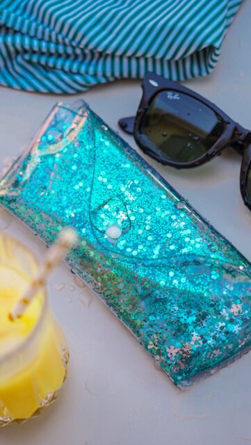 ✨ Mon tuto couture revisité ! ✨

J’avais déjà partagé un DIY pour coudre un étui à lunettes en tissu… Cette fois, je l’ai revisité avec du vinyle cristal transparent pour créer une version plus pratique pour la piscine, sans craindre les éclaboussures. ☀️💦

Et bonne nouvelle : cette version est encore plus rapide à coudre que la première ! 😂

Je me suis amusée à y glisser des paillettes ✨, mais les possibilités sont infinies : mini chutes de tissu, sequins, confettis, mots, dessins, photos, fleurs séchées… on peut vraiment s’amuser !

Pour la finition, j’ai utilisé mes ciseaux cranteurs « feston » afin d’obtenir un joli bord décoratif, mais c’est facultatif.

🧵 Retrouvez le patron couture gratuit ainsi que les liens vers les fournitures directement sur mon blog.

#diycouture #coutureaddict #tutocouture #couturefacile #faitmain