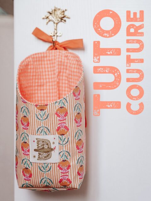 ✨ TUTO COUTURE ✨
Ça faisait un moment que je voulais me coudre une mini corbeille à papier à suspendre sur mon îlot de couture, dans mon atelier.
Quand je prépare vos commandes, je retire la bande de protection des enveloppes… et elle finit souvent en boule quelque part entre le plan de travail et… le sol. 😂
Depuis que j’ai installé ce vide-poche juste sous mon plan de travail, tout tombe directement dedans. Un vrai gain de temps et beaucoup moins de manipulations ! 🫣
Je l’ai suspendu à un joli crochet déniché chez @doinggoods , mais vous pouvez tout aussi bien l’accrocher à un pegboard, par exemple (voir la dernière photo) !
Et puis… comment ne pas évoquer ce magnifique tissu @madeintissus ? 😍 En plus d’être bôôôoo, il est enduit ! Je l’ai associé à un vichy orange fluo pour conserver tout son pep’s, et j’adore le résultat. 🥰
📌 Retrouvez sur le blog :
• la vidéo tuto 🎥
• la liste des fournitures (crochet compris 😁)
#tutocouture #diycouture #sewing #diysewing #couture