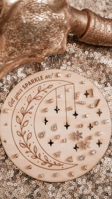 Jâai fait chauffer la @xtool_france âš
Je cherchais une solution pour ranger mes toutes petites boucles dâoreilles⊠Celles que jâai toujours tendance Ă perdre đ«Ł
Alors jâai créé ce support en bois avec ma pĂŽtite xTool đâš Il permet de les classer facilement, de les avoir toujours sous les yeux et il apporte une jolie touche dĂ©co.
âĄïž Si lâidĂ©e vous plait Ă vous aussi; je le propose sur mon shop Ă©galement đ
#xtool #astucerangement #bouclesdoreilles #diy #faitmain