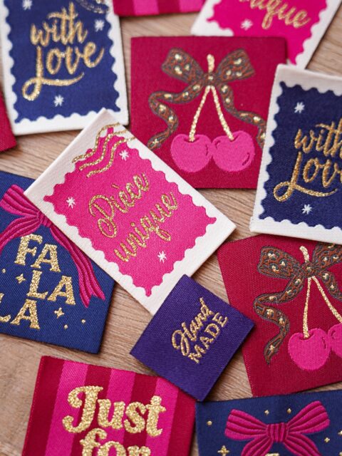 🍒 De nouvelles étiquettes à coudre sont en ligne ! ✨
La collection s’agrandit… et prend un tout petit peu des couleurs d’hiver 💙✨🎁
Notamment avec les étiquettes « With love » et « Pièces uniques » qui se déclinent dans de nouveaux coloris, pensés pour s’accorder avec les « Falala », « Cerises » et « Just for you »❤️
Les anciens coloris (corail et vert clair) sont encore disponibles, mais il n’en reste plus beaucoup !
Et si je vous parle déjà de l’hiver… c’est parce que je sais que certaines d’entre vous commencent à préparer leurs cadeaux de Noël faits main 🎄🧵 Alors j’ai anticipé également 😁
Parmi les autres nouveautés :
✨ « Père-fect », l’étiquette parfaite à glisser sur une création cousue main pour les papas 🎁
✨ « Cousu main darling » revient avec un tout nouveau design.
✨ Et d’autres nouvelles étiquettes couture sont à découvrir sur la boutique…
Alors, est-ce que vous allez anticiper les cadeaux de Noël, cette année ? 👀🫣
➡️ étiquettes disponibles sur casalaforet.fr
#diycouture #couture #passioncouture #ideescouture #coutureaddict
