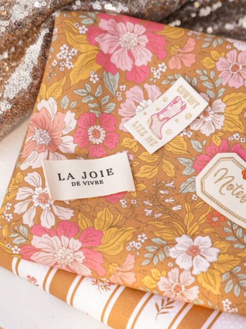 ✨ NOUVEAUTÉS SUR LE SHOP ✨
Deux nouveaux tissus font leur petite apparition ! 🧵 Cette fois-ci, j’ai choisi une toile 100 % coton, déclinée en deux nouveaux motifs 🤎
🌼 Un coloris moutarde, parfait pour prolonger encore un peu l’été… tout en faisant doucement un premier pas vers l’automne 🍂
🌿 Un motif fleuri à l’esprit vintage, avec ce petit côté ancien et intemporel que j’aime tant.
Les deux tissus sont disponibles en précommande jusqu’à jeudi prochain ✨
(J’ai déjà cousu le tissu rayé pour m’en faire un édredon pour l’entrée ! Je vous montrerai ça)
Et… il se pourrait qu’il y ait aussi pas mal de nouveautés du côté des étiquettes 🤭🏷️
Je vous ferai un post dédié un peu plus tard, mais pour les curieuses, elles sont déjà en ligne sur le shop 👀
Alors, lequel des deux nouveaux tissus est votre préféré ? 🤎💛🩷
#coutureaddict #diycouture #tissuaddict #coudre #cousette