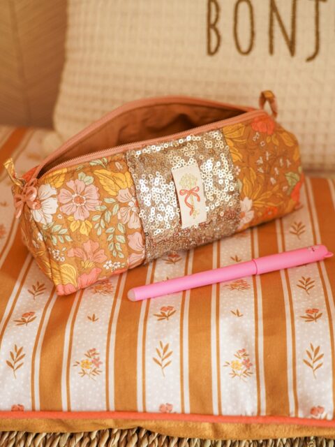 Un joli méli-mélo de photos pour vous montrer ce que j’ai cousu dernièrement avec les deux tissus que je vous propose en ce moment sur le shop 🌸✨
Au programme :
🧵 une trousse cousue à partir de mon patron Primavera
🪡 un coussin, associé à un joli velours et rehaussé d’un passepoil corail… j’adore ce mélange de matières et de couleurs !
Et comme le coussin était pour l’entrée, j’en profite pour glisser quelques photos de la déco 🏡💛
Petit rappel : les deux tissus sont disponibles en précommande jusqu’à demain soir seulement sur le shop ! 💫
#coutureaddict #tutocouture #jecoudsmagarderobe #patroncouture #tissuaddict