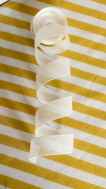 ✨Astuce couture✨
J’en ai enfin fini de m’arracher les cheveux pour réaliser de jolis ourlets fins sur des tissus glissants 🙌🏼
J’ai découvert cet accessoire sur TikTok et je l’ai commandé cet été, beaucoup trop curieuse de l’essayer. J’attendais simplement d’avoir un vêtement à coudre pour le tester et… quelle découverte ! 😂
C’est très efficace et vraiment facile à prendre en main. Et un autre bon point : ce ruban est réutilisable 🤌🏼
Est-ce que vous connaissiez ? Et pour celles qui l’ont déjà testé : vous validez aussi ? 👀
Ps: je ne connais pas son nom exact… « doublure en arête de poisson » ? 🤔 je pense que la traduction est mauvaise 😂 ce doit être un galon ajouré ou ruban de bâti ajouré ✅
➡️ le lien est en story à la une !
#astucecouture #rubanajouré #diycouture #couturefacile #coutureaddict