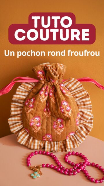 ✨ TUTO COUTURE ✨ Un pochon rond avec des froufrous 🧵💕

Un classique !
Le matelassage est facultatif : à vous de choisir entre une version moelleuse et une version plus souple ✂️ La version matelassée sera peut être un peu plus musclée à réaliser. Choisissez un molleton fin !

Voilà une idée couture idéale pour écouler les chutes de tissus et pour ranger des bijoux et autres petits accessoires. C’est aussi un pochon parfait pour offrir un cadeau fait main… 💌

➡️ Retrouvez le gabarit sur le blog.

#TutoCouture #DIYcouture #couturefacile #tutopochon #pochoncadeau