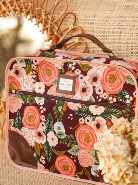La valisette Paloma 🏝️
Cette version est mon prototype : pour le patron final, j’ai modifié la profondeur car je trouvais que c’était trop.
J’adore le rendu avec ce tissu qui, je crois, est l’un de mes préférés de tous 😍
Il s’agit d’un lin/coton Rifle Paper Co, gentiment offert par @lnfabrics
Le Tissu à rayures, le simili cuir marron glacé et le biais corail viennent des @tissusdesursules
Patron valisette Paloma : dispo sur mon shop (lien en bio)
#valisettepaloma #couture #patroncouture #diycoutue #riflepaperco