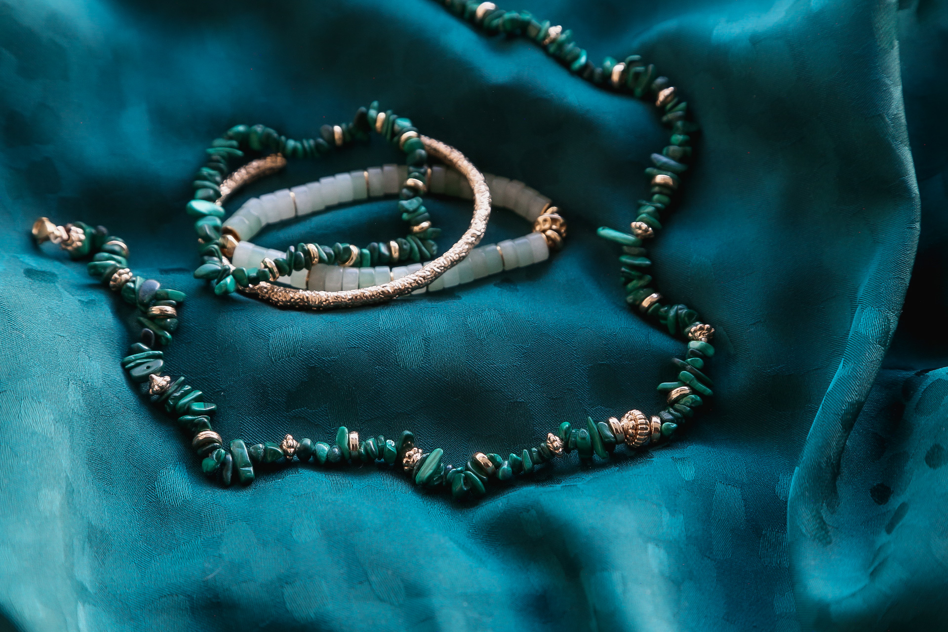 Des bijoux avec des perles en pierre gemme malachite
