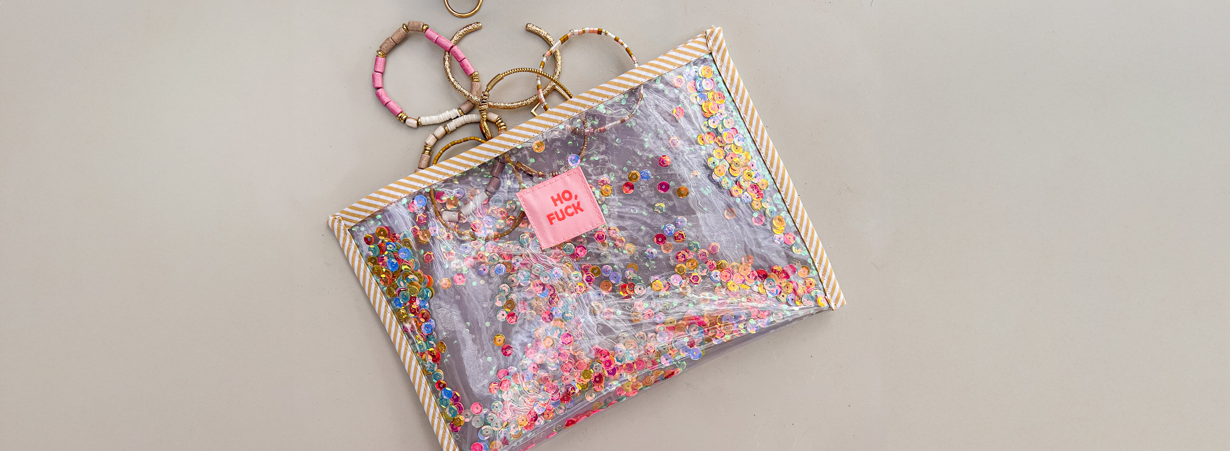 Une pochette transparente à paillettes
