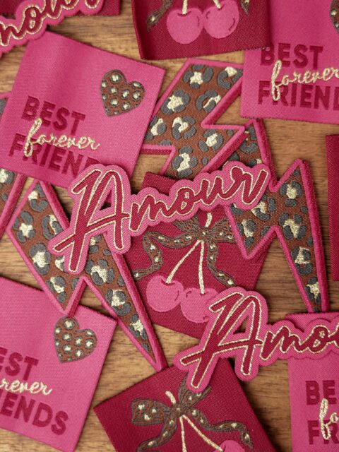 ✨ NOUVEAUTÉS dispo sur le shop 🥳 ✨
Cet hiver, j’avais envie d’un mélange de bordeaux et de rose, relevé par quelques touches de léopard (vous aviez d’ailleurs déjà pu découvrir mon moodboard — que je remets en dernière photo du carrousel 🐆).

💫 Les étiquettes à coudre “Best Friends” rejoignent la collection : une demande que vous m’aviez souvent faite… vœu exaucé 🪄

Et la petite surprise du moment : les patchs thermocollants !
Faciles à poser avec un simple fer à repasser (pensez à protéger avec une feuille de papier sulfurisé).
👉🏼 Aucune couture nécessaire !
Deux modèles sont disponibles : le mot « Amour » et un petit éclair ⚡🐆, parfaits pour customiser vos vêtements ou accessoires.

Pour finir, côté étiquettes, le chéri de Queen fait son apparition : le p’tit King, décliné en kaki et argenté 👑🤴

J’en ai aussi profité pour ajouter d’autres petits trésors : quelques tissus et un galon chinés, la mini règle en bois personnalisable, et quelques accessoires déjà cousus 🥰

PS : un grand merci à toutes celles qui suivent le canal et avaient l’info en avant-première 💌
Vos commandes me font tellement plaisir ! Très heureuse que ces nouveautés vous plaisent ! 😍😜

À bientôt (demain pour un tuto YouTube 😏)

#nouveautés #patchsthermocollants #étiquetescousues #accessoirescouture #créationtextile #customisationcouture #coutureaddict #couturecreative #passioncouture #faitmain #diycouture #slowcouture #creationfrançaise #casalaforet #designtextile #detailsquifonttout #teamcouture #faitavecamour #inspirationcouture