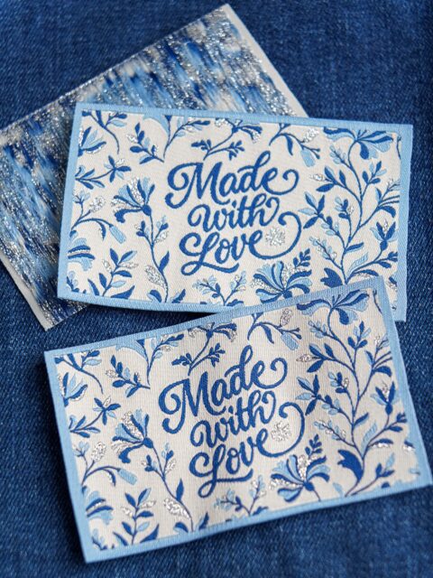 ✨🎁 Des nouveautés arrivées plus tôt que prévu ✨
Et c’est une bonne nouvelle, car ces nouvelles étiquettes à coudre spéciales Noël vous laissent le temps de les recevoir et de les glisser sur vos créations ou vos cadeaux faits main 🎄💖

Je suis trop contente du rendu des deux étiquettes grand format : Made With Love et From me to you 💌
Le niveau de détail est incroyable et ces petites touches d’argenté… je suis totalement fan ✨

Vous trouverez aussi un pack “Holiday” qui réunit 4 modèles différents 🧵🎅

Concernant les dernières visibles dans le carrousel : le texte manquait un peu de lisibilité. Après un sondage dans le canal, j’ai décidé de les faire refaire par le fabricant pour un rendu plus net 🌟
Mais pas de gaspi :
🎁 J’en offre 2 dans toutes les commandes de plus de 60 €
💌 Et pour celles qui les aiment quand même, un petit lot à petit prix est disponible !

J’espère que ces nouvelles étiquettes à coudre vous inspireront pour vos créations de Noël handmade 💫

⸻

#etiquettesacoudre #noel2025 #coutureaddict #couturecreative #faitmainavecamour #handmadewithlove #etiquettecouture #sewinglabels #ideescadeauxnoel #couturenoel #couturefrancaise #creatricetextile #coutureaddictfrance #faitmainenfrance #passioncouture #handmadegifts #slowcouture #sewingcommunity #creationsfaitmain