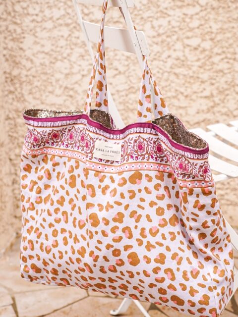 Hiiii ✨
Tellement contente du résultat de ce projet 🎉
Il me restait quelques chutes de mon tissu léopard… J’ai donc cousu un grand sac cabas en associant le léopard (et sa frise) à un tissu à sequins dorés clairs, avec un intérieur en beige pailleté.

Je suis complètement fan du rendu 😍
Les sequins glissés dans la doublure apportent une touche lumineuse qui réveille le léopard tout en restant subtil. J’ai volontairement cousu une seule bande de sequins pour éviter que ça ne s’accroche au contenu du sac ✨

❤️ Petit rappel : mon tissu léopard est disponible en précommande jusqu’à demain uniquement 🐆

Tissu pailleté : @atelier27france
Sequins dorés : impossible de me souvenir si ça vient de Made in Tissus ou de Tissus des Ursules 🫣 (mais on en trouve très facilement un peu partout !)

#coutureaddict #saccabas #couturecreative #tissuleopard #handmadefrance