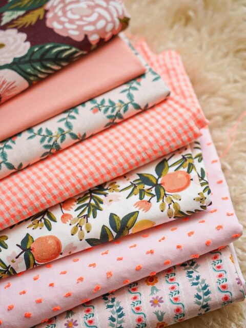 Comment ça se passe quand on collectionne les tissus Rifle ? đ faut il consulter dâurgence ?!!
Me voilĂ parĂ©e pour le printemps / Ă©tĂ© 2026 (ou pour des annĂ©es đ
).
Jâentame un premier projet dĂšs aujourdâhui avec le combo tissus de la derniĂšre photo đđŒ
Provenance des tissus : @madeintissus @lnfabrics et @batikoushop majoritairement !
JâespĂšre que cette avalanche de couleurs mettra un peu de soleil dans votre journĂ©e âšâïž
#riflepaperco #riflepaper #diycouture #couture #tissusaddict
couture créative tissus Rifle Paper Co collection de tissus addiction tissus couture colorée inspiration printemps été projet couture en cours atelier couture passion couture sewing inspiration