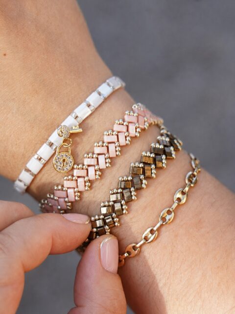Si vous vous êtes déjà baladée sur mon blog, vous l’avez peut-être vu passer 😁
J’ai publié le tutoriel pour réaliser ces jolis bracelets chevrons en perles Miyuki Half Tila 😍
Le démarrage du tissage peut sembler un peu casse-tête… mais promis, une fois qu’on a compris la logique, ça devient beaucoup plus simple et ça avance assez vite 🥰 J’ai essayé de vous détailler chaque étape le plus clairement possible pour que vous puissiez facilement vous lancer.
J’adore le rendu de ces bracelets en perles Miyuki : à la fois graphique, délicat et très chic ✨ Et je les trouve encore plus beaux portés en accumulation !
Alors, quelle association de couleurs choisiriez-vous pour le vôtre ? 😍
#BraceletMiyuki #PerlesMiyuki #MiyukiHalfTila #braceletchevron #tutobijoux