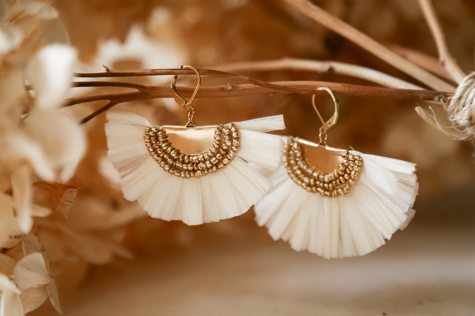 Des boucles d’oreilles en raphia